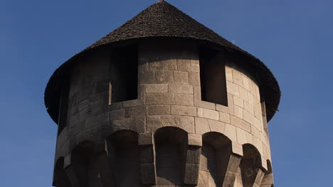 Antigua-Torre-Medieval-Europea-En-Hungría,-Parte-De-Un-Castillo-Más-Grande