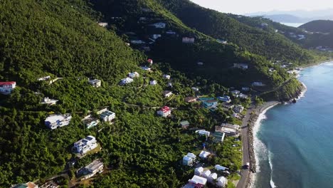 Luftdrohnenrotation-Schoss-über-Lokale-Häuser-Am-Strand-Auf-Der-Britischen-Jungferninsel-Tortola