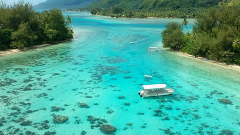 Luftaufnahme-Der-Lagune-Von-Moorea-Mit-Den-Bergen-Im-Hintergrund,-Moorea,-Französisch-Polynesien