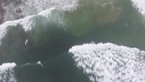 Cinemática-De-Acción-Aérea-Sobrevolando-A-Los-Surfistas-Surfeando-En-Coffee-Bay-En-Sudáfrica