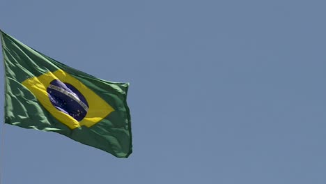 Brasilianische-Nationalflagge-Flattert-Am-Blauen-Himmel