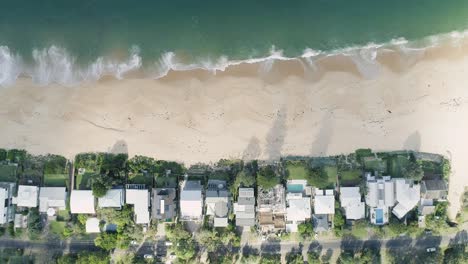 Statische-Luftaufnahme-Mit-Direktem-Blick-Auf-Die-Küste-Mit-Strandhäusern