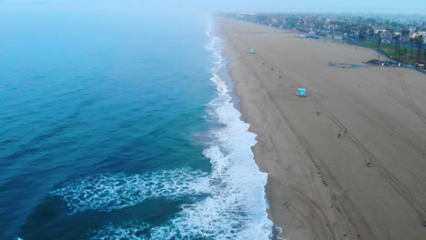 Wunderschönes-4K-Video-Der-Atemberaubenden-Blauen-Küste,-Während-Menschen-Im-Urlaub-An-Einem-Nebligen-Tag-An-Der-Pazifikküste-Südkaliforniens-Spielen