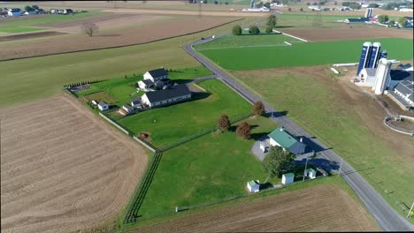 Amisches-Schulhaus-Mit-Einem-Raum,-Gesehen-Von-Einer-Drohne