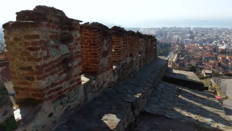 Blick-Auf-Die-Steindächer-Einer-Burg-In-Thessaloniki,-Griechenland