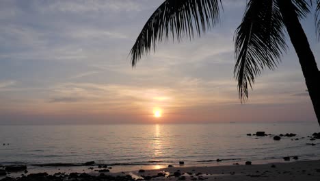 Wunderschöner-Sonnenuntergang-Am-Horizont-Am-Strand-Mit-Palme-In-Asien---Ultra-Zeitlupe