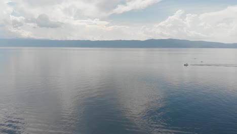 Toma-Aérea-De-Un-Barco-En-El-Lago-Ohrid-Macedonio-En-El-Sur-De-Europa