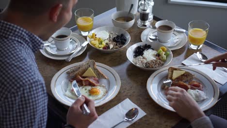 Slowmo-–-Ein-Paar-Beim-Gesunden-Frühstück-In-Einem-Luxus-Boutique-Hotel