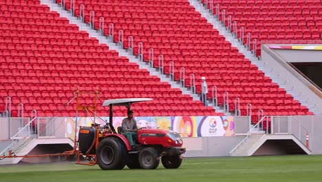 Un-Trabajador-Utiliza-Un-Tractor-Para-Fertilizar-El-Césped-Del-Estadio-Mane-Garrincha.