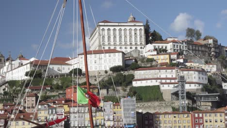 Die-Legendären-Rabelo-Boote,-Die-Traditionellen-Portweintransporter-Mit-Portugiesischer-Flagge