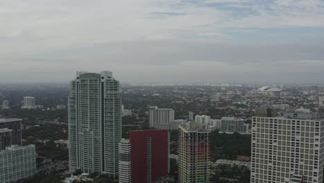 Luftaufnahme,-Die-Sich-Auf-Einige-Gebäude-In-Der-Innenstadt-Von-Miami-Zubewegt,-Mit-Den-Städtischen-Teilen-Von-Miami-Im-Hintergrund