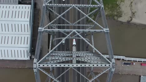 Luftaufnahme:-Vogelperspektive-Auf-Brücke-Und-Verkehr