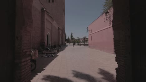 Ein-Durchgang-Durch-Die-Tür-Von-Al-Koutoubia-In-Marrakesch-Mit-Blick-Auf-Die-Moschee
