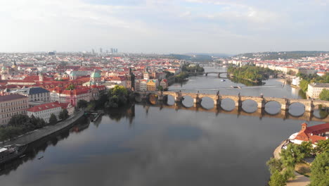 Vista-Aérea-Al-Río-Vltava-Y-Al-Puente-Charles,-Praga,-República-Checa