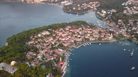 Luftvideo-über-Einer-Kleinen-Kroatischen-Küstenstadt-Bei-Sonnenuntergang