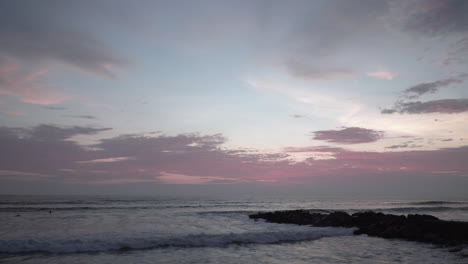 Sonnenuntergang-über-Meer-Und-Steg-Auf-Miraflores,-Lima,-Peru