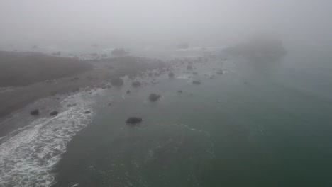 Luftaufnahme:-Wir-Drängen-Uns-Durch-Den-Nebel-Und-Sehen-Eine-Felsige-Küste-In-Sicht-Kommen