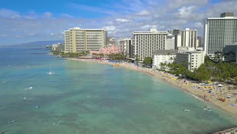 Drone-footage-over-Waikiki-Beach-on-the-island-of-Oahu,-Hawaii
