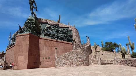 Turistas-Visitando-El-Gran-Monumento-A-Los-Héroes-De-La-Independencia-En-Humahuaca-En-Un-Día-Soleado.