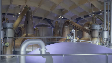 Innere-Rohrleitungen,-Kupferfarbene-Destillierapparate-Und-Maischbottiche-Unterstreichen-Die-Architektur-Und-Komplexität-Einer-Modernen-Schottischen-Whiskybrennerei