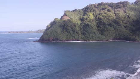 Luftaufnahme-Der-Hawaiianischen-Insel-Maui-Und-Ihrer-Dschungelbedeckten-Klippen-Und-Dramatischen-Küsten