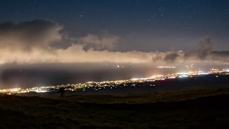 Timelapse-overlooking-Maui,-Hawaii-at-night-time