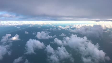 Volando-Entre-Dos-Formaciones-De-Nubes-Diferentes,-Cirrocúmulos-Debajo-Y-Estratos-Arriba