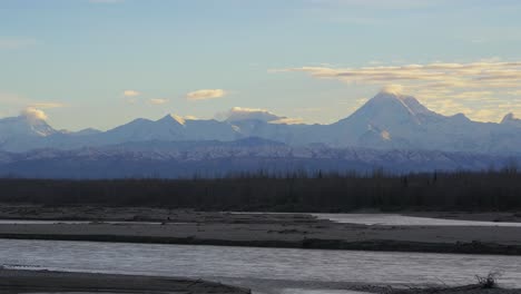 Alaskan-River-with-mountains-in-the-background