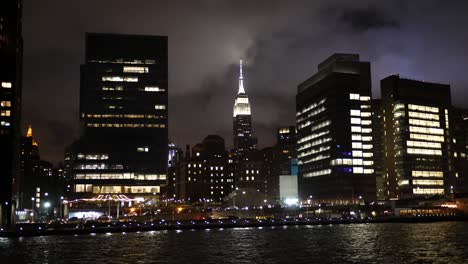 Passing-the-Empire-State-Building-at-night-on-the-East-River