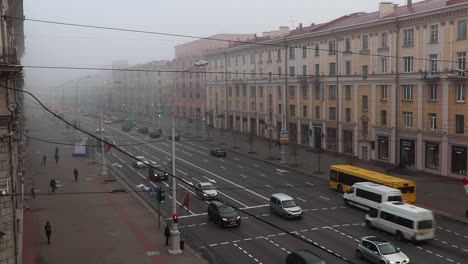 Tráfico-Circulando-Por-La-Avenida-De-La-Independencia-En-Un-Día-Brumoso-En-Minsk,-Bielorrusia