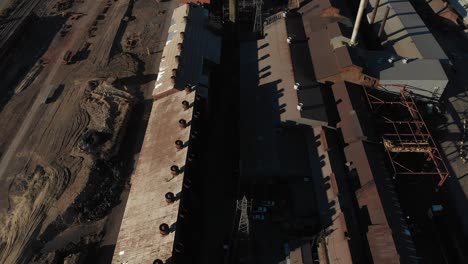 Rooftop-of-old-rusty-steel-mill-before-demolition-in-Pueblo,-Colorado,-USA