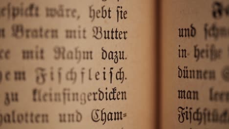 Vista-Más-Cercana-Y-Desenfocada-Del-Antiguo-Libro-De-Cocina-Alemán-Y-Sus-Descripciones-De-Alimentos