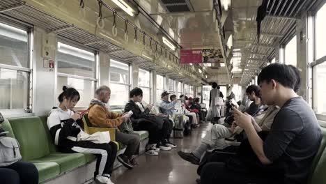 Statische-Aufnahme-Auf-Sitzhöhe-In-Einem-Halbleeren-Japanischen-Lokalzug-Mit-Aussteigenden-Leuten