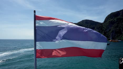 Flagge-Thailands-Schwankt-In-Zeitlupe-Auf-Dem-Boot