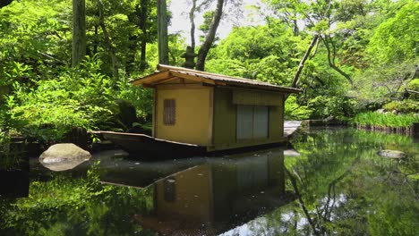 Jardín-Japonés-Tradicional-Con-Lago-Y-Barco
