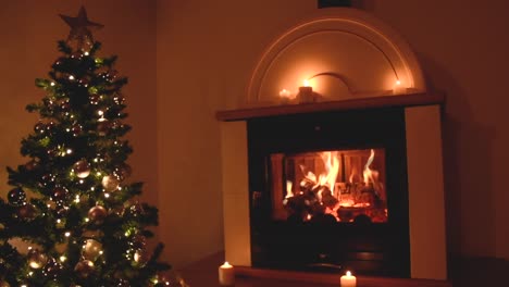 Schöner-Weihnachtsbaum-Mit-Silbriger-Dekoration-Und-Sanften-Weißen-Lichtern-In-Der-Nähe-Eines-Friedlichen-Kamins-Mit-Kerzen