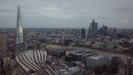 Panorama-Luftaufnahme-Des-Shard,-Der-Innenstadt-Von-London-Und-Der-Tower-Bridge