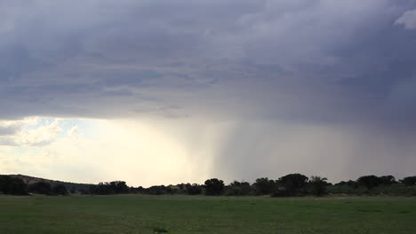 Ein-Gebäude-Regen-Und-Sturm-In-Den-Heißen-Sommermonaten-In-Der-Kalahari-Wüste-In-Südafrika