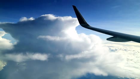 Blick-Auf-Die-Große-Weiße-Wolke-Der-Schönheit-Aus-Den-Fenstern-Eines-Verkehrsflugzeugs