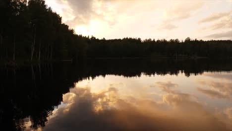 Wunderschöner-Sonnenuntergang,-Der-Sich-An-Einem-See-In-Finnland-Spiegelt