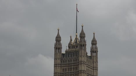 Bandera-Británica-Ondea-En-El-Palacio-De-Westminster,-Londres,-Reino-Unido