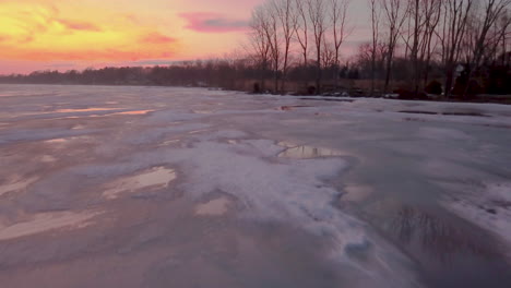 Lebhaft-Rosa-Und-Orangefarbener-Sonnenuntergang-über-Einem-Zugefrorenen-Küstensee-Im-Süden-Von-Ontario,-Kanada