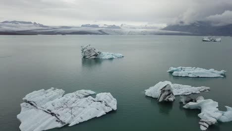Eine-Drohnenaufnahme-Der-Gletscherlagune-Jökulsarlon-Mit-Einem-Touristenboot