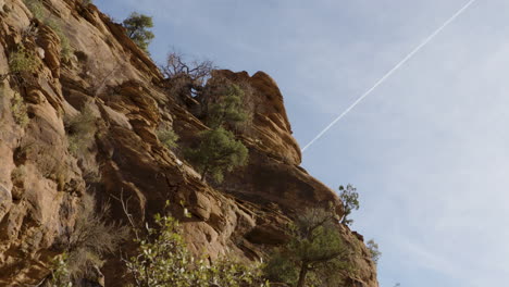 Nevada-Felswand-Und-Der-Kondensstreifen-Eines-Flugzeugs-Am-Himmel-Darüber