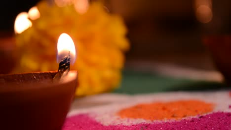 Diwali-Terrakotta-Diyas-Auf-Dunklem-Hintergrund,-Der-Das-Haus-Während-Der-Diwali-Zeit-Beleuchtet