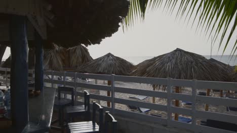 Schöne-Aussicht-Von-Der-Typischen-Strandbar-Auf-Den-Strand-Von-Varadero,-Kuba