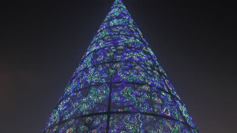 árbol-De-Navidad-Y-Adornos-En-Puerta-Del-Sol,-Madrid-Por-La-Noche