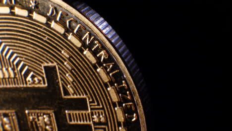 Makroaufnahme-Einer-Wertvollen-Digitalen-Peer-to-Peer-Kryptowährung-Bitcoin-Mit-Dem-Wort-„dezentralisiert“-Und-Kopierraum-Für-Titel-Und-Finanzielle-Hintergründe