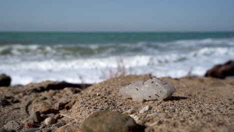 Ein-Salzkristall-Mit-Brechenden-Toten-Meereswellen-Im-Unscharfen-Hintergrund-In-100-Bildern-Pro-Sekunde