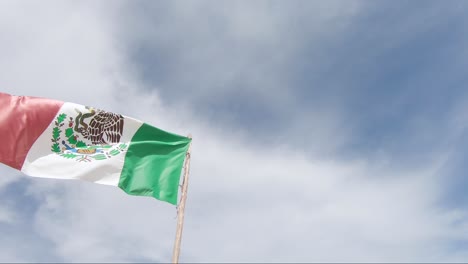 Es-Zeigt-Die-Mexikanische-Flagge,-Die-Im-Wind-Weht